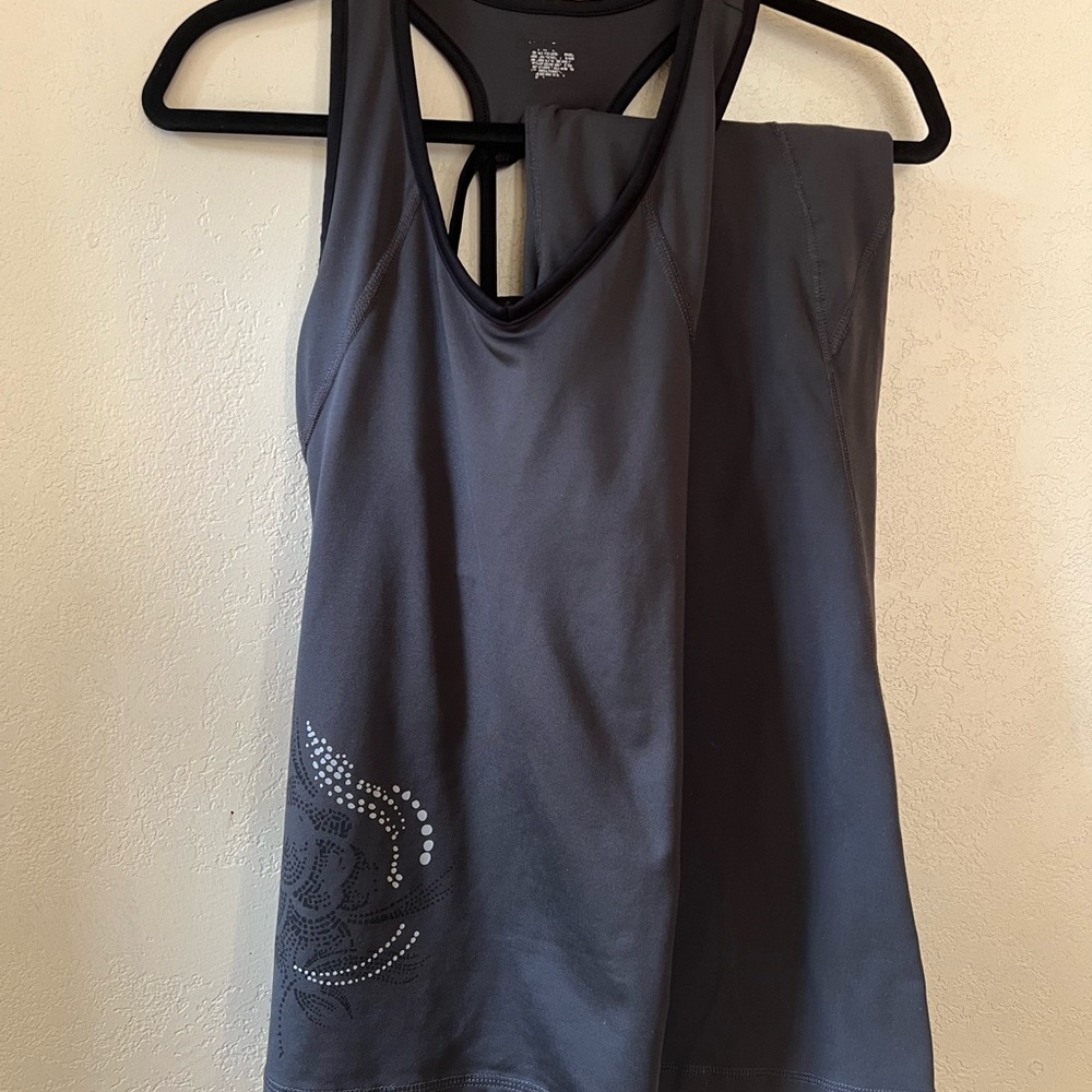 Yoga top and capri pants bundle